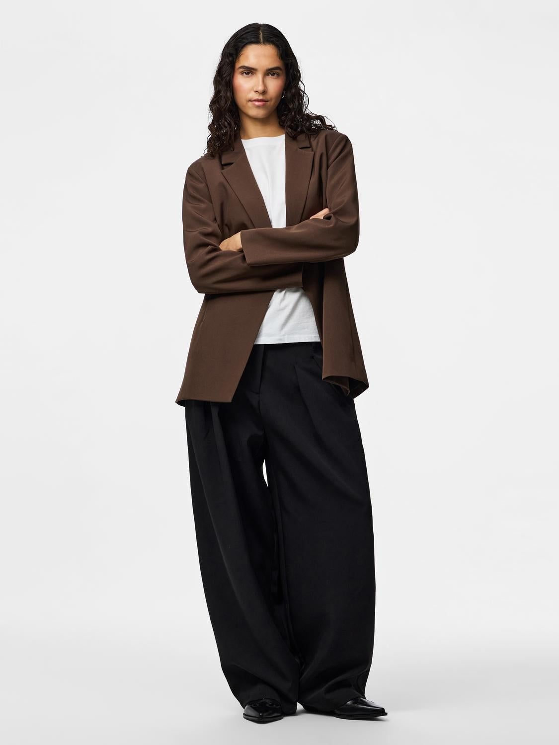 model_shot-front_full